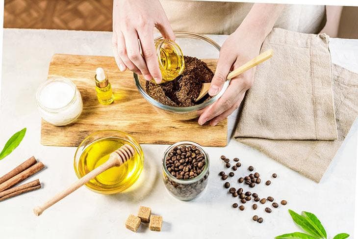 Preparazione dello scrub con fondi di caffè