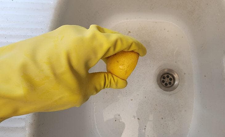 Presser un citron dans l’évier de la cuisine