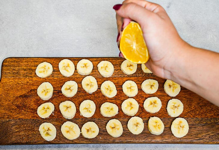 Pressez un citron sur des bananes en tranches pour mieux les conserver