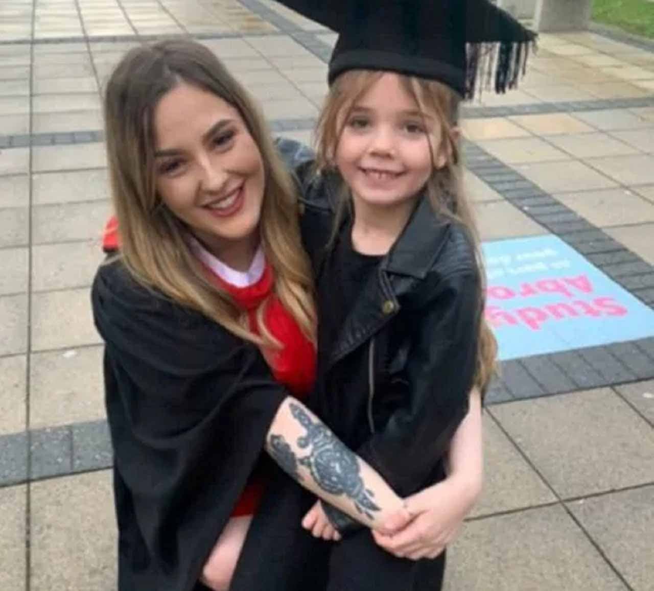 Rachael avec sa fille lors de sa remise de diplôme