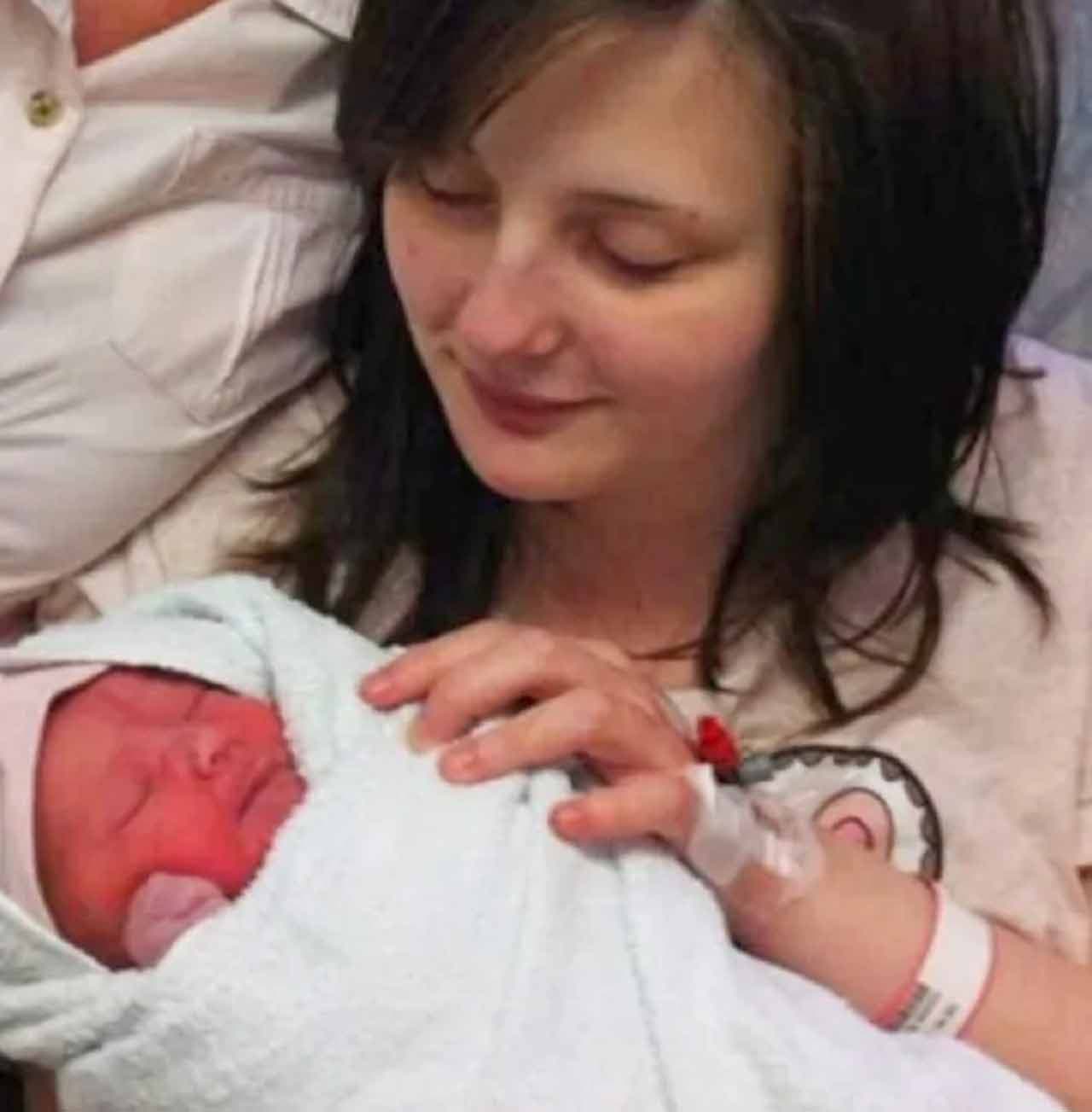 Rachael et sa fille après sa naissance