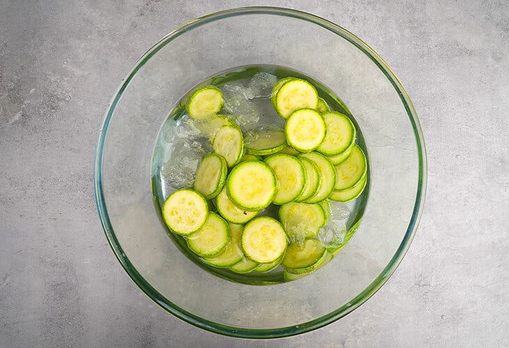 Refroidir les courgettes avec un bain d’eau glacée