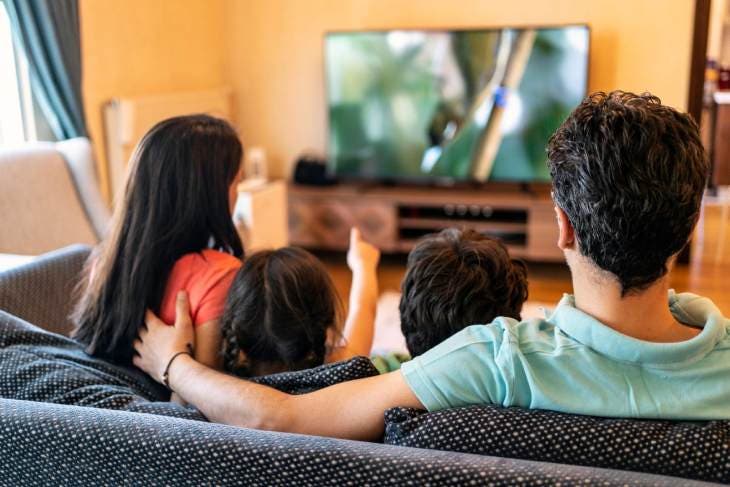 Regarder la télé en famille