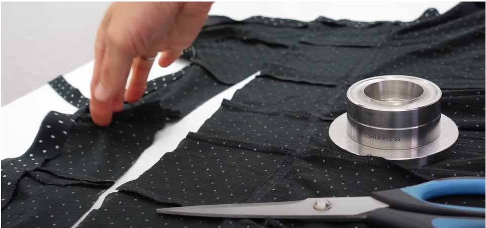 Repliez le tissu deux fois afin de former un ourlet d’environ 5 cm