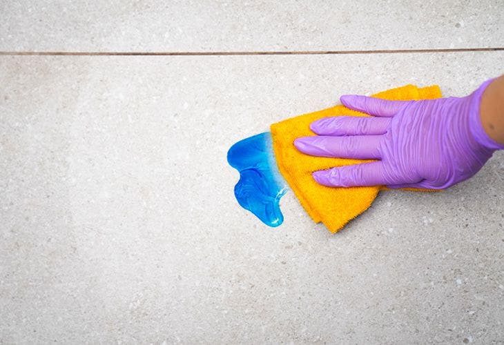 Retirer une tache de vernis sur le carrelage avec un chiffon