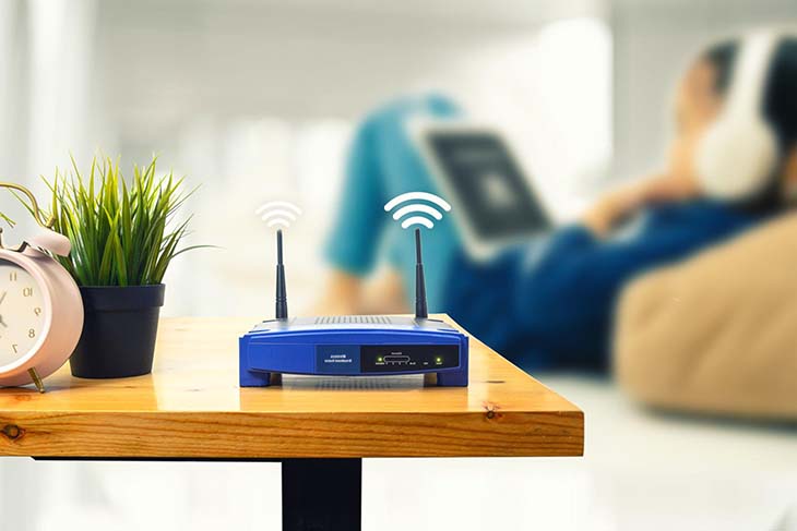 Router Wi-Fi posizionato al centro del tavolo