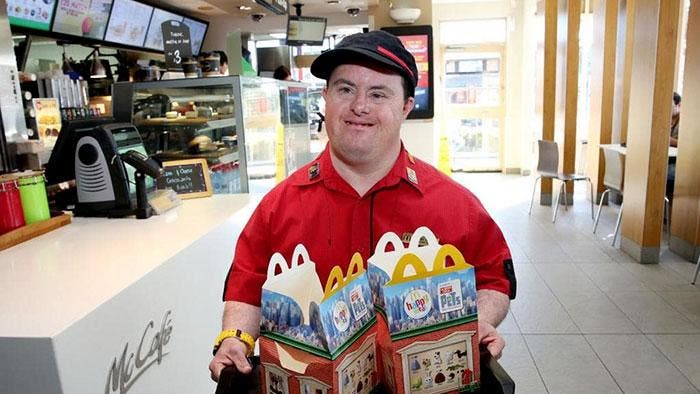 Russell travaille à McDonald's