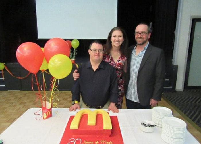 Russell travaille fête ses 30 ans de travail chez McDonald's