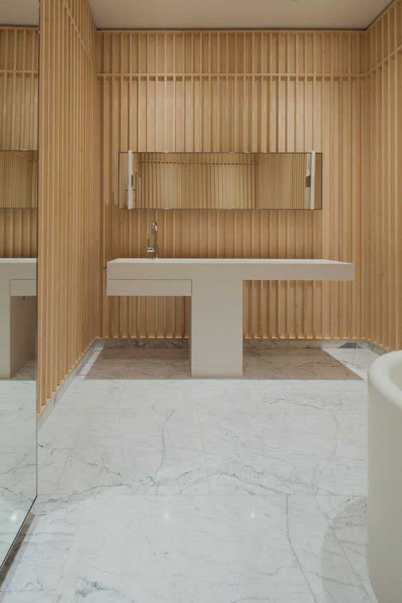 Salle de bain avec des murs à lattes de bois
