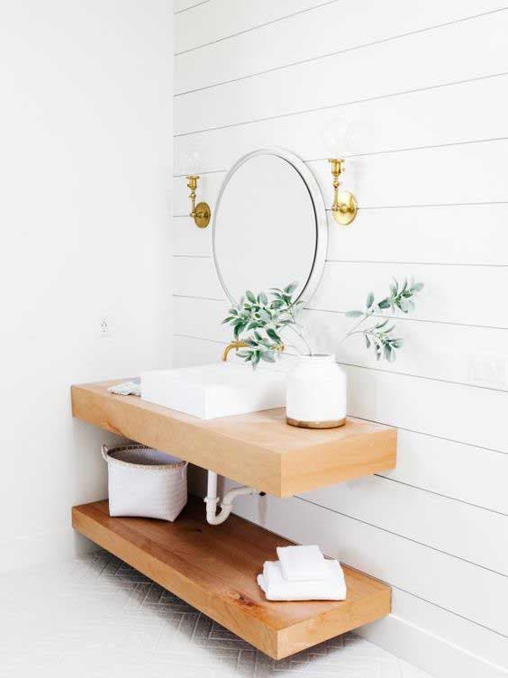 Salle de bain avec des planches horizontales