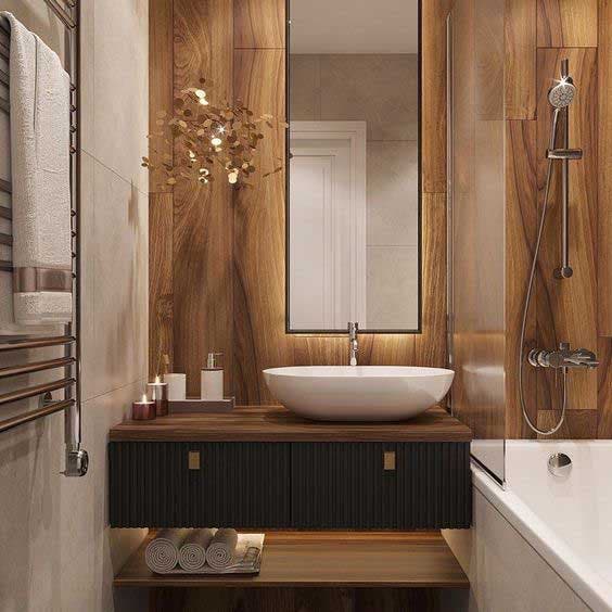 Salle de bain avec murs en bois