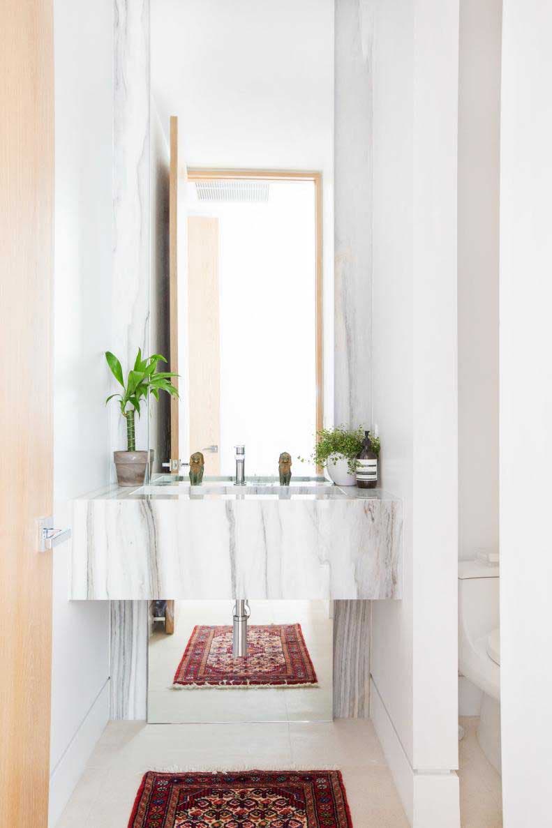 Salle de bain avec un grand miroir