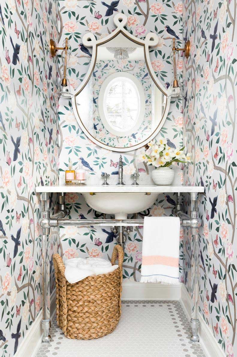 Salle de bain avec un miroir aux formes courbées