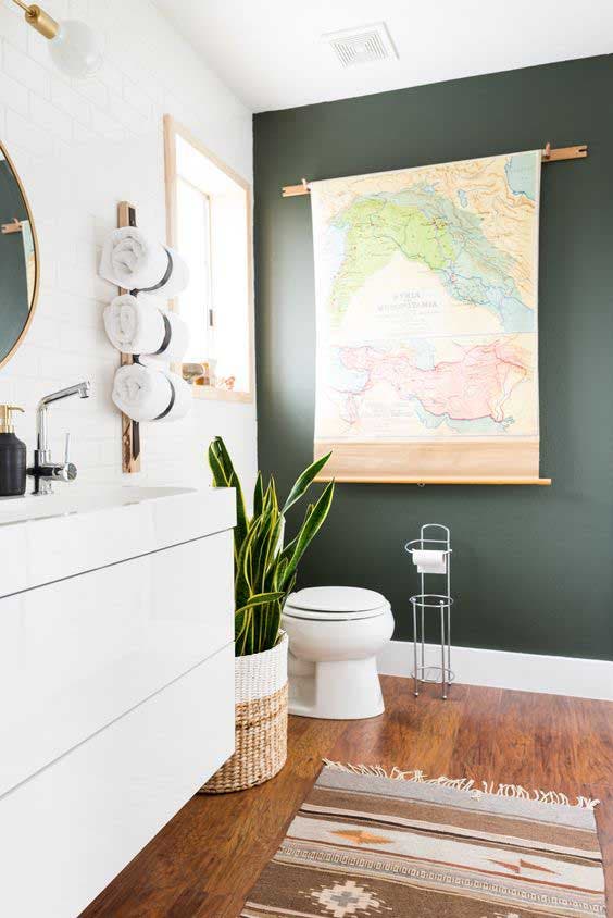 Salle de bain avec un mur d’accent vert forêt