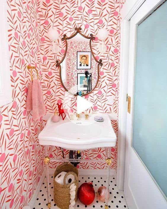 Salle de bain avec un papier peint aux motifs variés