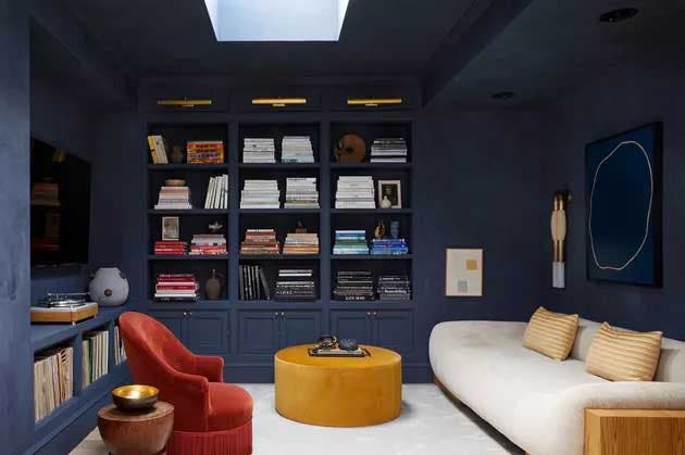Salon avec plafond & murs en bleu foncé