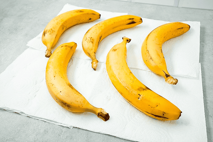 Sécher une banane avec du papier