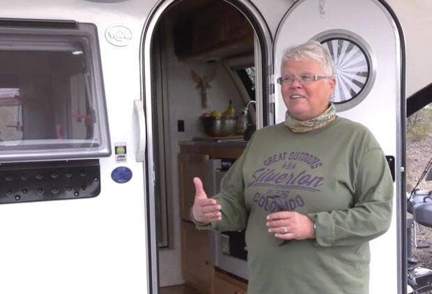 Sharon à la porte du camping-car