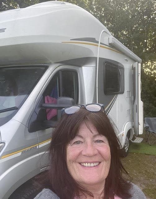 Siobhan se prend en photo avec son camping-car