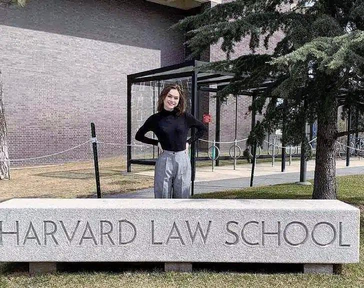 Sky Castner rend visite á Harvard Law School