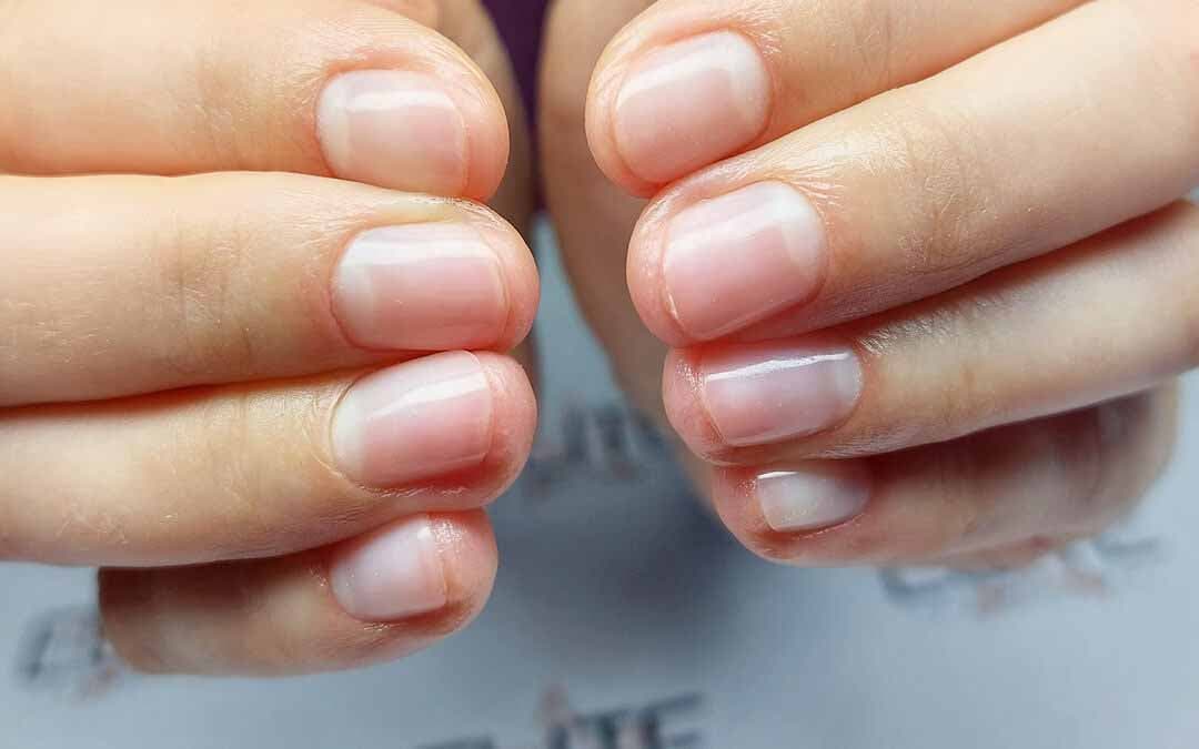 Soin des ongles avec la manucure japonaise