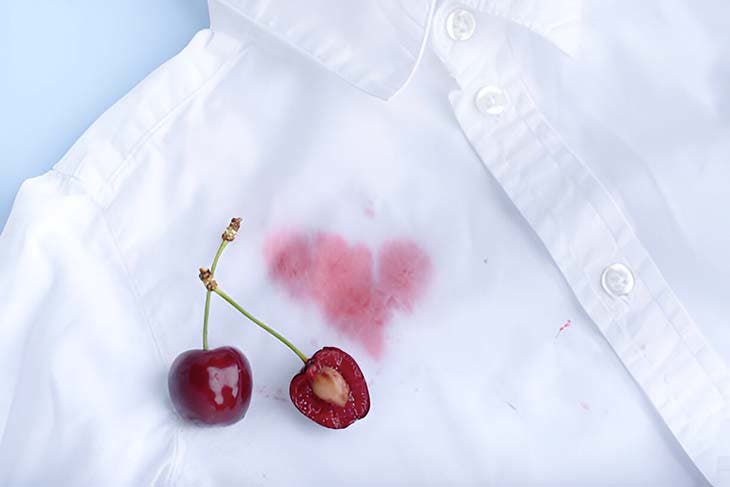 Tache de cerise sur une chemise blanche