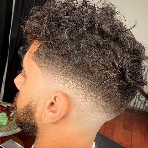 Taper fade moyen sur cheveux ondulés