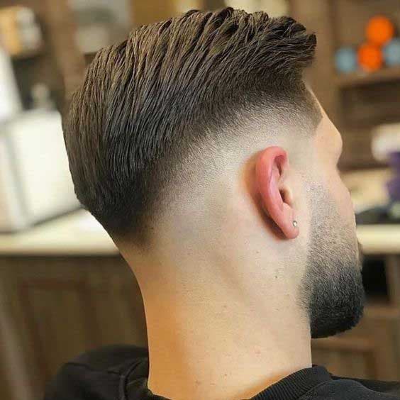 Taper fade moyen sur cheveux raides