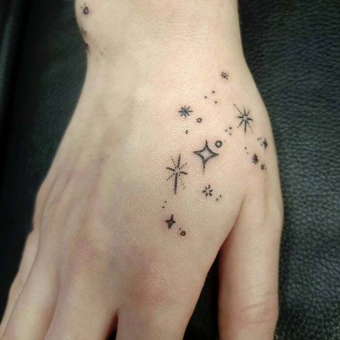 Tatouage “Amas d'étoiles” sur la main