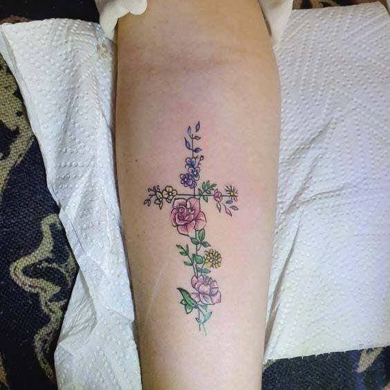 Tatouage Croix en fleurs