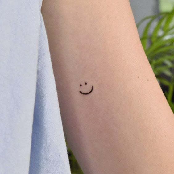 Tatouage “Petit sourire” sur la côte