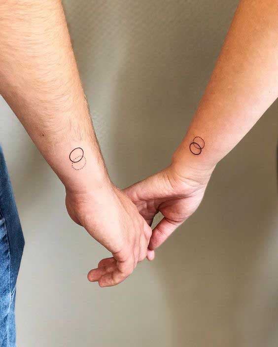 Tatouage abstrait de symboles géométriques dédiés aux couples
