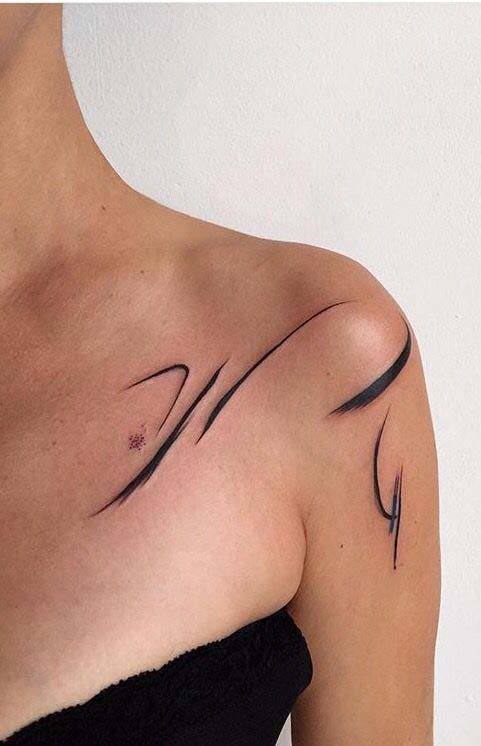 Tatouage abstrait sur l’épaule