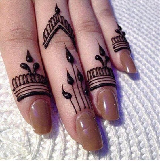 Tatouage au henné avec des points et des flèches