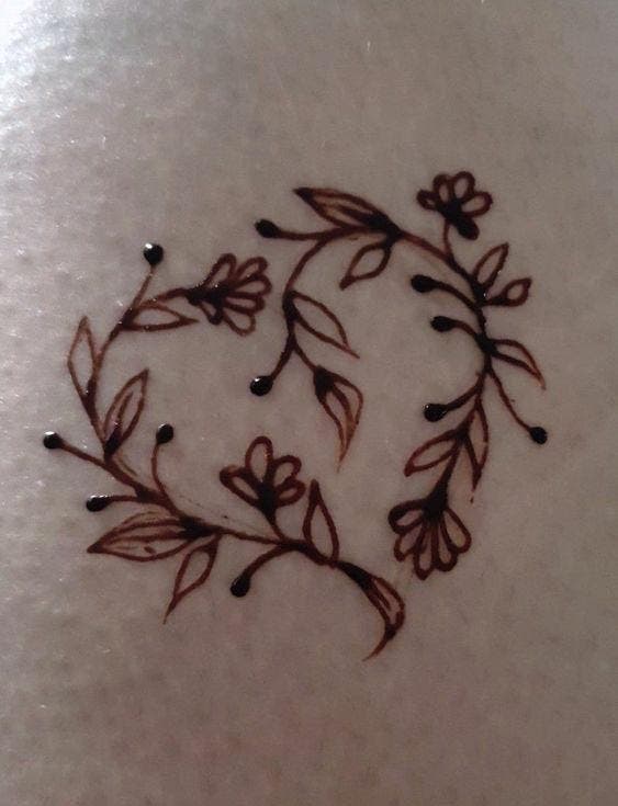 Tatouage au henné en forme de cœur fleuri