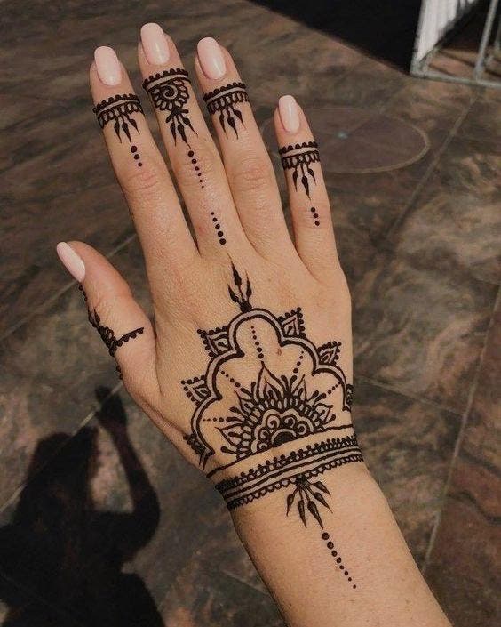 Tatouage au henné noir