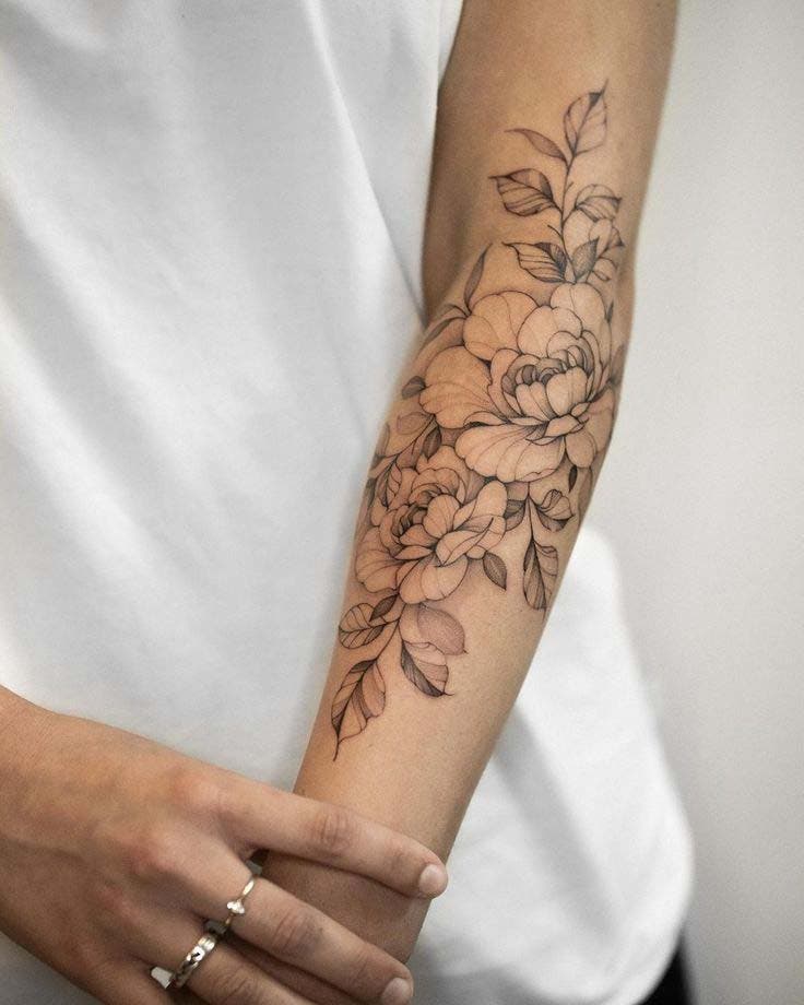 Tatouage avec des fleurs sur le bras