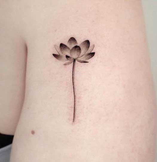Tatouage avec la tige de la fleur de lotus