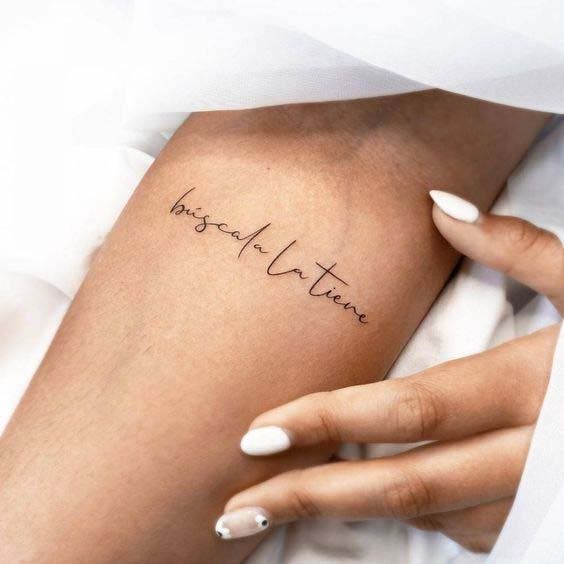 Tatouage avec lettre sur l’avant bras