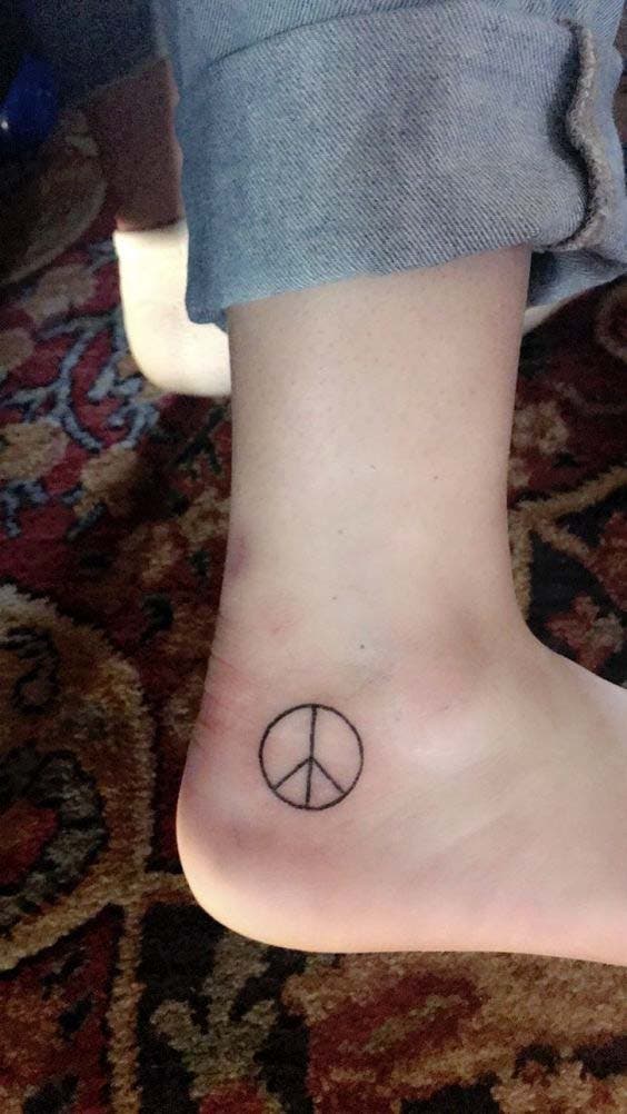 Tatouage avec symbole de la paix