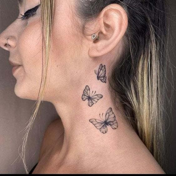 Tatouage avec un grand papillon sur le cou