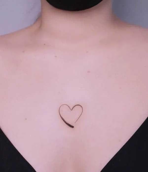 Tatouage coeur au milieu de la poitrine