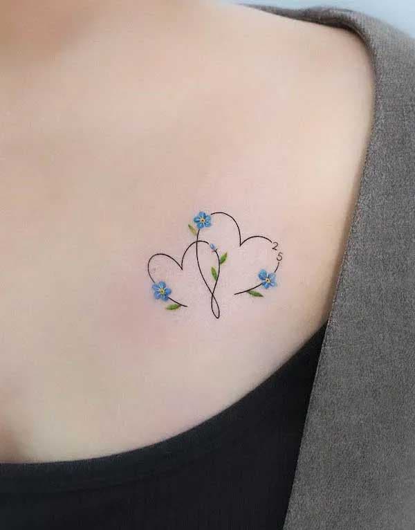 Tatouage coeur avec des fleurs simples