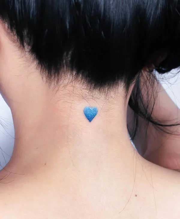 Tatouage coeur bleu sur la nuque
