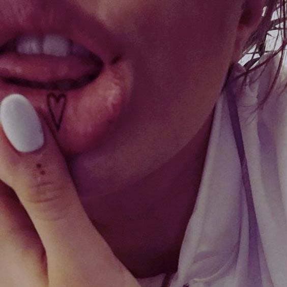 Tatouage “cœur” sur la lèvre