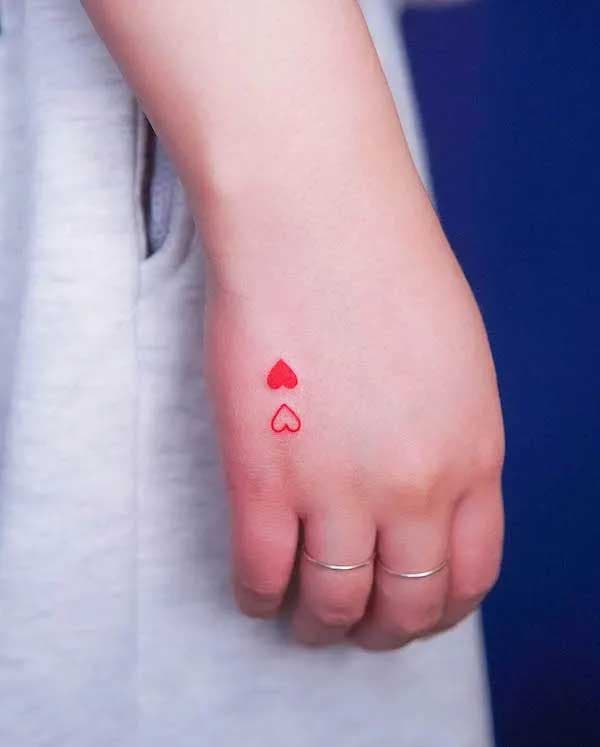 Tatouage coeurs rouges sur la main