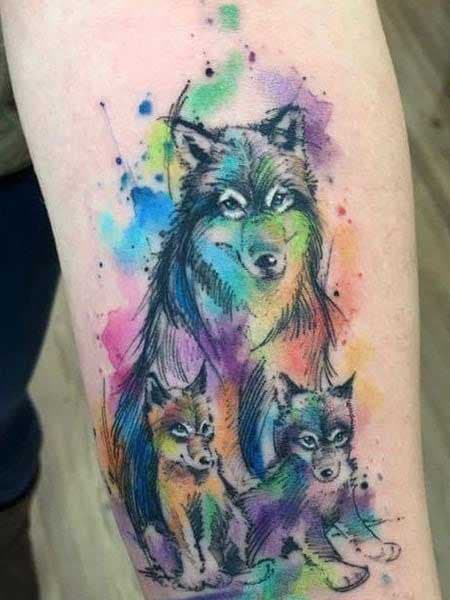 Tatouage coloré de loups pour symboliser la connexion avec sa famille