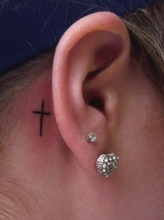 Tatouage “croix” derrière l’oreille