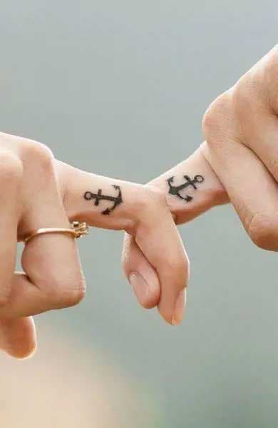 Tatouage d’ancre pour exprimer la fidélité pour deux couples mariés