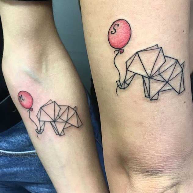 Tatouage d'animaux géométriques tenant un ballon rouge avec les initiales des membres de la famille 